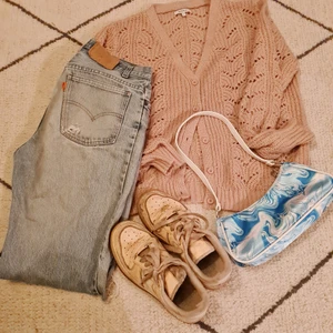 Style bundle - Hej tänkte börja sälja style bundles vilket är ett paket med ett kit anpassat efter köparens stil. Började med denna hittade lite snygga levis vintage jeans, en cardigan, en oanvänd väska och ett par peach air force (st 38.5). Denna Bundles har jag skapat utan kund och passar runt s-m i storlek.