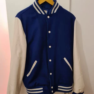 Varsity jacka  - Snygg varsity jacka storlek large okändt märke användt skick men varsamt användt köparen står för frakten 