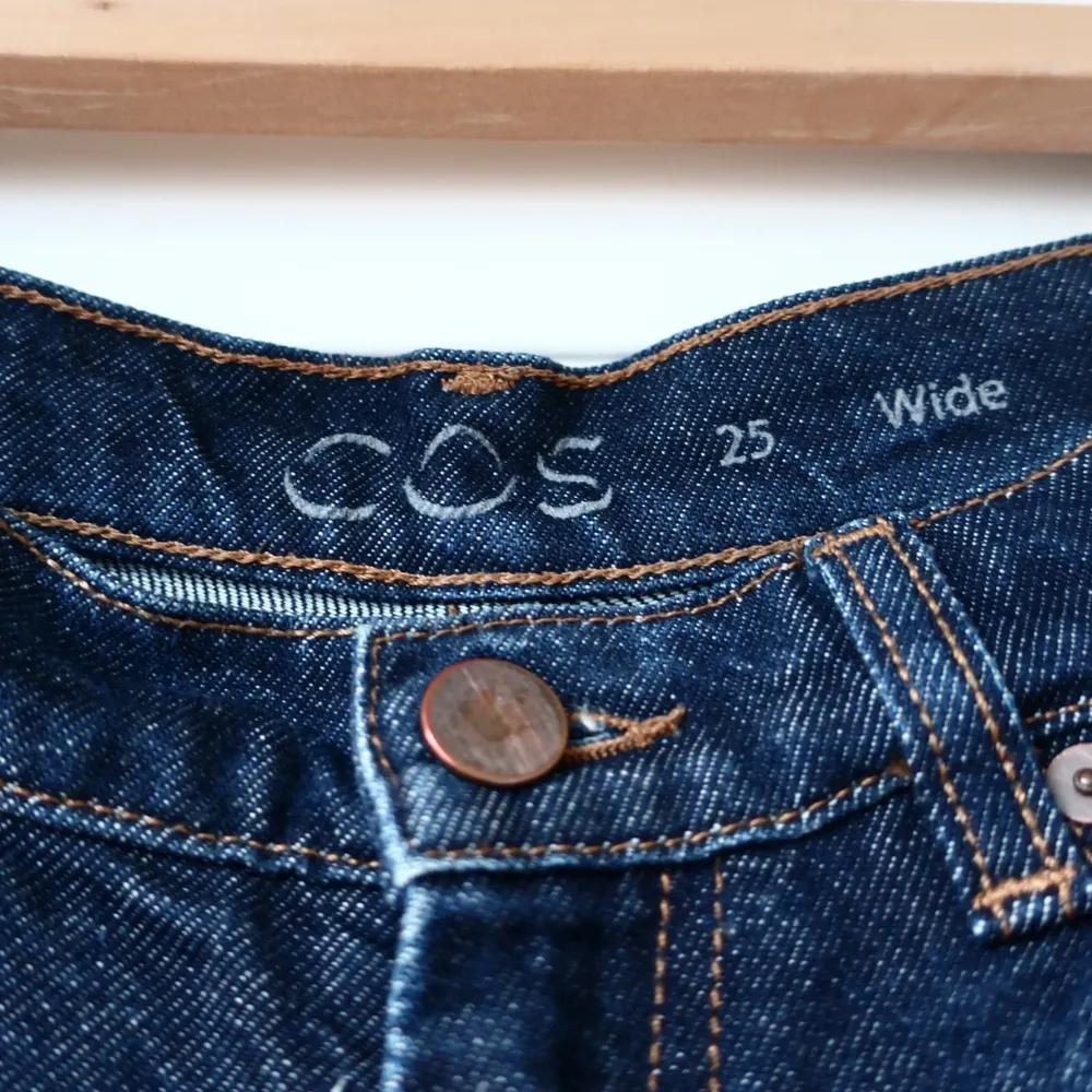 Superflared jeans från COS i mörkblått. Har växt ur annars hade jag älskat! Sköna som attan. Perfekta höstbyxan. . Jeans & Byxor.
