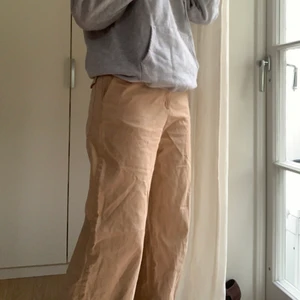 Baggy pants - Beiga byxor som är lite baggy. Supersnygga och jättesköna. 