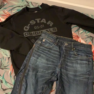 G-Star - Ett par G-star jeans i 27w 32L och en tröja i XS. Köp båda för 800