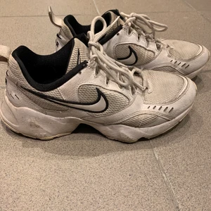 Nike  - Säljer dessa skitsnygga nikeskor som jag inte känner passar min stil längre!! Storlek 42 i gott skick kan absolut tvättas💕💕