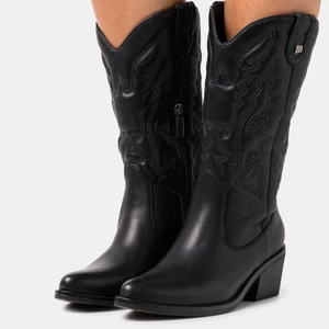 Cowboy boots - Ett par helt nya cowboy boots!! Säljer då de tyvärr var för små hade gärna behållt dem⚡️⚡️ Slutsålda i de flesta storlekar på Zalando!! Skulle säga att de passar både 39 och 40❤️‍🔥