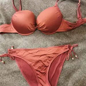 Vinröd bikini i storlek m, 50 kr plus frakt 