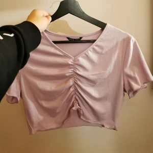 Lilla topp - Enkel lilla topp i storlek s. 50 kr plus frakt 