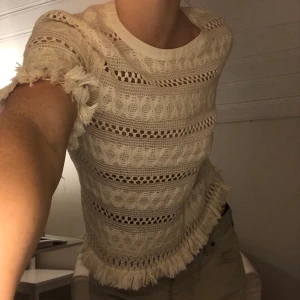 Benvit vävd tröja - Säljer en skit cool vävd tröja i benvit färg som jag tror jag har köpt secondhand. Säljer då den inte kommer till användning. Jag är en storlek S/SX men hade nog suttit ennu bättre på en medium!! Pris kan diskuteras. Skriv privat för fler frågor försöker svara så fort jag kan.