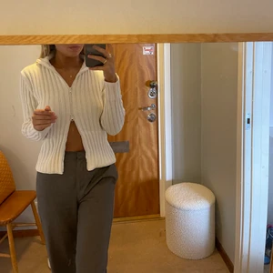 ZipUp Vit stickad  - Hej! Jag säljer den så coola och populära vita Zipup koftan i bomull med dubbla zip så den går att ha på lite olika sätt 💕  köp direkt:300