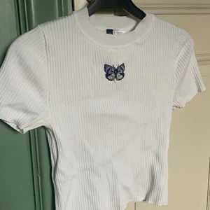 HM topp storlek S/M - En tight tröja köpt förra hösten. Den är ribbad och ganska tjockt tyg. Hyfsat använd men fortfarande i bra skick! Köparen betalar frakt! Kolla gärna in mina andra anonser❤️