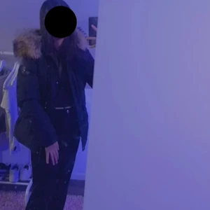 Hollies - Säljer min Hollis jacka i storlek S men kan även passa XS. Pris kan diskuteras vid snabbt köp