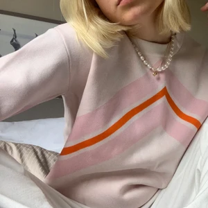 Stickar tröja - Stickad tröja från And other stories! Så fin och bra kvalitet! Knappt använd. Nypris: 590 kr. 