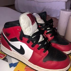 NIKE JORDAN AIR 1 MID - säljer nu mina jordans. använda men i fint skick. orginalkartongnen finns inte kvar ❤️