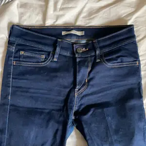 Levis jeans - rätt slitna. I modellen 710 super skinny. Pga kvaliten säljs de billigare ifall man vill göra om de, bara ha märket eller försöka fixa slitaget. Köparen står för frakten!