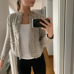 Kofta från maje  - Super söt och fin beige stickad tröja från maje! Super skön och i väldigt bra skick. Står att det är storlek M men skulle mer säga att den passar en S. Pris kan diskuteras. 