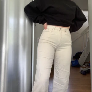 Beiga jeans från Weekday - Supersnygga jeans från Weekday. Använda endast några gånger så mycket fint skick! ✨                                                        Modell: Veer High Wide Jeans.                                                     Storlek: 28.                                                                                    Midjemått: 72cm.                                                                          Beninnerlängd: ca 67cm.                                                              