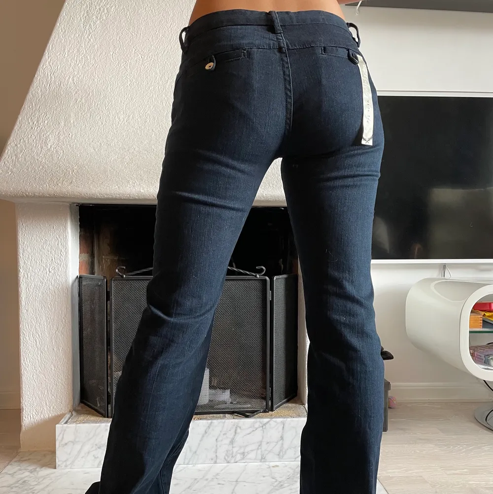 Low waisted jeans helt oanvända! . Jeans & Byxor.