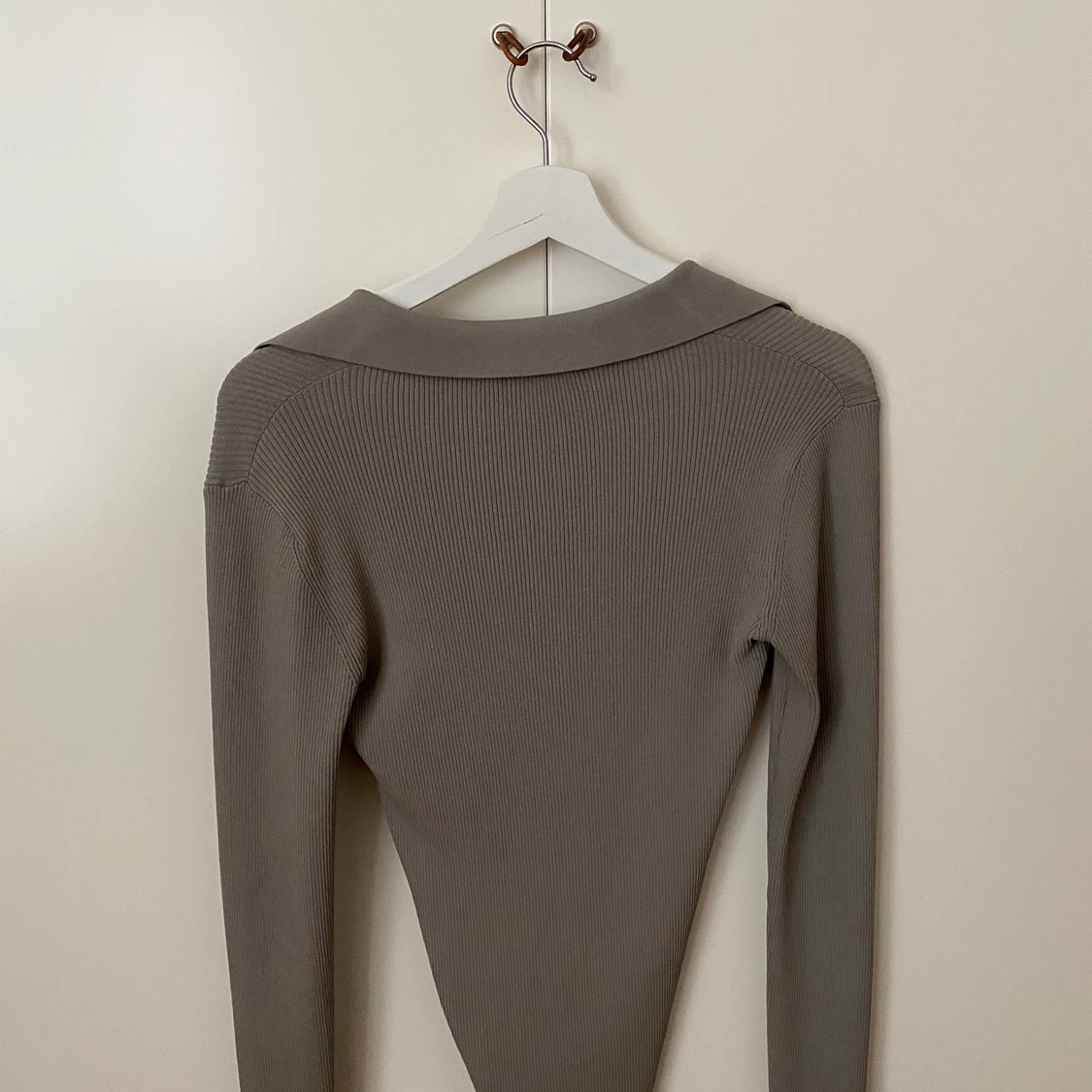 Grå ribbad tröja  - 91