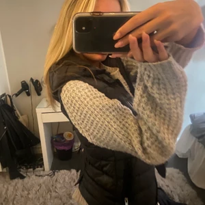 Väst - Säljer min väst ifrån mango då jag inte använder den någo mer! Den är i super bra skick förutom nån liten slitning där bak men inget man tänker på, västen är i storlek xs men passar en s också💞