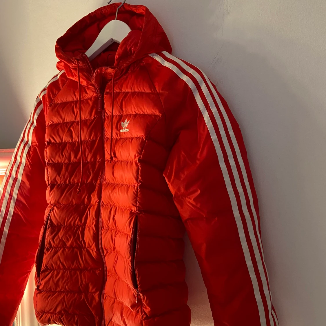 Röd adidas jacka, storlek S - 90