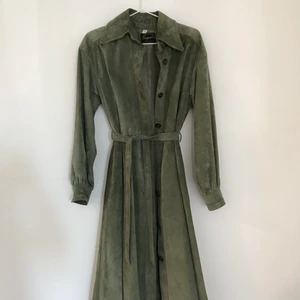 Mockakappa  - Säljer nu min fantastiskt fina mossgröna mockakappa då den inte kommer till användning. Kappan är i superkvalitet, världens finaste färg och perfekt passform då det finns ett skärp för att justera midjan plus fina sömmar baktill på kappan. Perfekt till hösten ✨