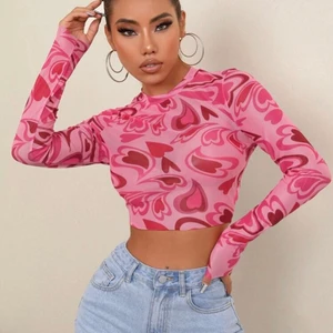 Crop top - Bara testad, men gillade inte tröjan på mig så mycket defrför sälj den.. köpt från ROMWE.  Väldigt stretchig typ så passar nog S/M/XL med:). Köparen står för frakten.