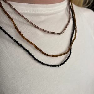 Halsband - Naturfärgade halsband 🌳 15:- styck 