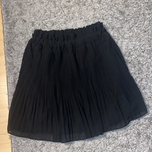 Kjol storlek S - Jätte fin kjol och extremt skön, säljer den pågrund av rensning i garderoben. Använd påtal gånger