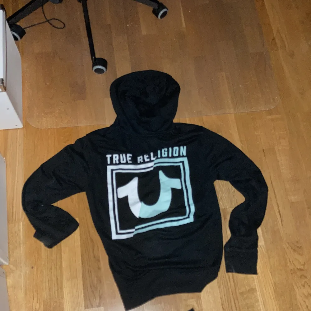 riktigt snygg true religion hoodie i storlek m köpte på deras hemsida för typ 8 månader sedan men har inte kommit mycket till användning, kontakta mig för fler bilder eller andra funderingar. Hoodies.
