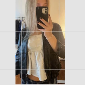 Skinnjacka - Säljer en söt skinn jacka med volanger köpt på zara i usa för Ca 2 år sedan. Använd 1-2 gånger bara. 💓💓super bra skick. 