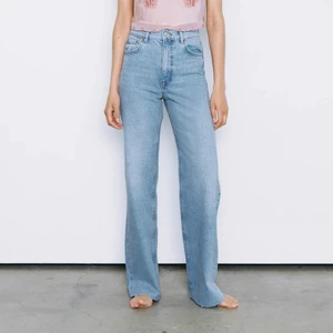 90s full length zara jeans - säljer mina zara jeans i modellen 90s full length. eftersom de är för stora på mig har jag använt de väldigt sällan, därav fint skick! jeansen är avklippta för att passa mig perfekt i längden, är 177 cm lång 💕 säljer även ett par svarta i samma modell!