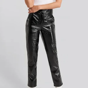 Hoss x NAKD Lackbyxor - Säljer dessa fina Lackbyxor från Hoss x NA-KD, med fina detaljer över gylfen med snören och knappar. Jag är 180 (lite för korta för mig)⭐️