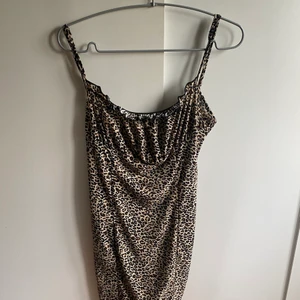 Klänning från SHEIN  - Leopard klänning från SHEIN som jag bara har testats. Storlek M