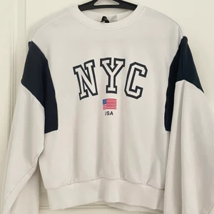 NYC tröja <3 - köpt för jätte länge sen från h&m, tror inte de säljer det längre :)