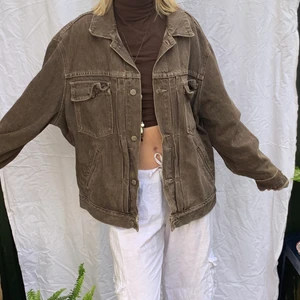 Brun ralph lauren jacka - Köpt på humana, lite oversize, jag är storlek smal vanligtvis. Använt den mycket men nu är det dags för en ny ägare. Från 1993