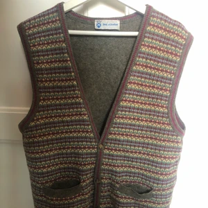 Fet stickad väst! - Fet vintage stickad väst! Säljer pga att jag ändrat stil! Storlek M-L, passar mig som är 180 perfekt! Inga defekter, perfekt använt skick! Möts i Malmö och tar Swish. Står ej för frakt eller postens slarv! (: 