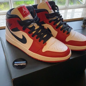 Nike air jordan 1 mid - Nästan oanvända jordans i jättebra skick💕 köparen står för frakt
