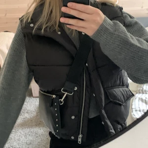 Väska - Svart väska från Carin Wester med avtagbart band - köpte väskan och bandet separat🍒