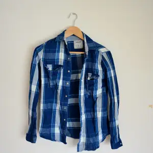 En skjorta i storlek 36 från märket ”Denim co”. I fint skick och sparsamt använd. 🙂