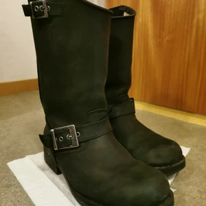 Johnny Bulls medium långa - Köpte dom för flera år sedan, men inte kommit till användning. Dom är i bra skick. Köpte dom för 1000.