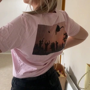 T-shirt - Säljer min fina T-shirt från H&M eftersom jag inte använt den speciellt mycket, den är i ett bra skick.