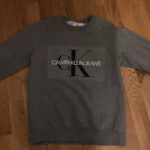 Calvin Klein tröja - Ungefär 1 år gammal och är fortfarande i bra skick. Storlek xs men känns lite större i storleken.