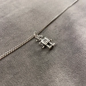 Robot halsband 🤖 - Halsband med tunn kedja och robot berlock!🤍NICKELFRITT