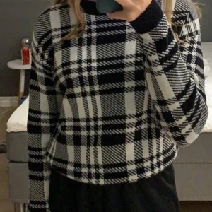 stickad tröja - stickad tröja från hm. varm och skön, men används tyvärr inte längre. fint skick