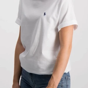 Ralph lauren - Fin tröja men använder tyvärr inte den då jag inte tycker de passar mig suoer fin annars <3 kan skicka fler bilder