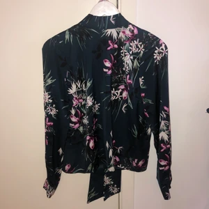 Blus strl:34 - En fin blus med djup i ryggen! 