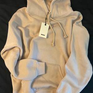 Beige mega oversized hoodie från bikbok, helt ny och oanvänd, kvitto finns, denna färgen finns inte kvar på bikbok. köptes för 299kr o säljer för 270kr