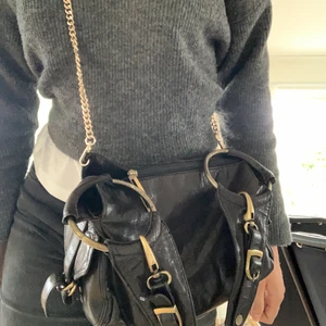 urban originals väska - skitcool svart vintage urban originals väska, som tyvärr inte kommer till användning längre. Kedjan på första bilden är ditsatt, å ingår inte🤍 Andra bilden visar hur den ser ut på axeln. ✨Frakt tillkommer✨