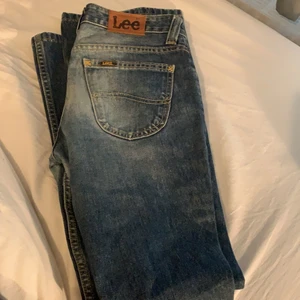 Lågmidjade jeans - Står inte storlek men skulle säga att det passar en som har 36. 