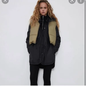 Zara väst - Grön väst från zara i storlek s. Lite Croppad modell, som är vändbar, går alltså att ha på båda hållen. Köparen står för frakten 😊