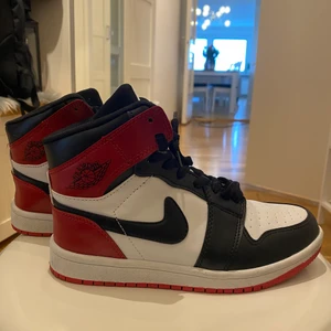 Nike air Jordan  - Fick dessa i present och det inte äkta! Men bra i kvaliten och inget fel. Säljs pågrund av de är för små för mig! Passar mer 36 och jag har storlek 37. Använda endast en gång! Vid snabb affär kan priset diskuteras. 