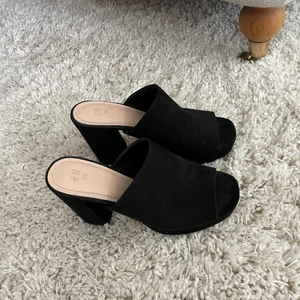 Klackskor  - Svarta ursnygga klackar från H&M, använda max 3 gånger! Perfekt till hösten😍